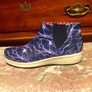 ALEGRIA Climatease Blue Lightning ⚡️Side Zip Boots $130 EUC 10.5 / 41